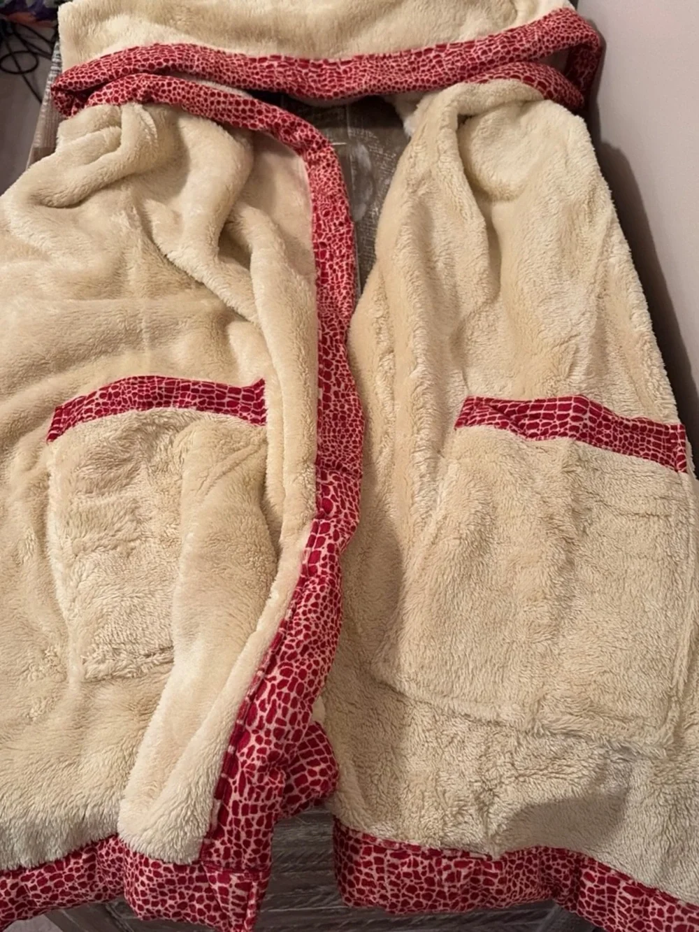 SHERPA NOBILITY READERS WRAP - Red Croc Print along edges